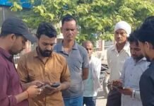 शादी समारोह से लौट रहे युवक की बाइक गड्ढे में गिरने से मौत, पत्नी व मासूम बेटा घायल