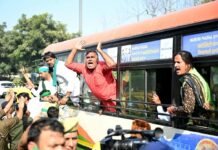 प्राधिकरण के खिलाफ सफाईकर्मियों का प्रदर्शन, कई हिरासत में