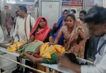 नल में उतरे करंट की चपेट में आने से महिला की मौत, लोहिया अस्पताल में परिजनों का हंगामा