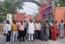 मानदेय भुगतान की मांग को लेकर रोजगार सेवकों का प्रदर्शन, सौंपा ज्ञापन