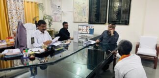 जिलाधिकारी ने कलेक्ट्रेट में की जनसुनवाई, अधिकारियों को दिए समस्याओं के त्वरित निस्तारण के निर्देश