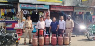 गैस की कालाबाजारी पर प्रशासन की सख्ती, दो दुकानदारों के खिलाफ मुकदमा दर्ज