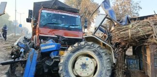 डीसीएम और गन्ने से भरे ट्रैक्टर-ट्रॉली की जोरदार टक्कर, चालक गंभीर घायल