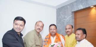 व्यापारियों पर दर्ज मुकदमों के विरोध में व्यापार मंडल ने केंद्रीय मंत्री व भाजपा प्रदेश अध्यक्ष को सौंपा ज्ञापन