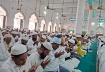 अलविदा की नमाज के साथ रमजान को दी विदाई, बाजारों में देर रात तक रौनक