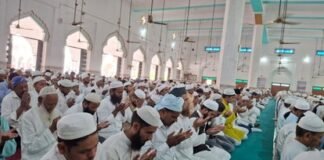 अलविदा की नमाज के साथ रमजान को दी विदाई, बाजारों में देर रात तक रौनक