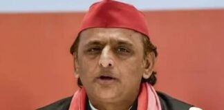 खुदाई छोड़ खेत में आलू फसल जोतने को मजबूर किसान, सरकार करे सीधी खरीद : अखिलेश यादव