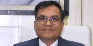 जिलाधिकारी ने कलेक्ट्रेट स्थित बिस्मिल सभागार में टीबी मुक्त पंचायतों के ग्राम प्रधानों को गांधीजी की मूर्ति एवं प्रशस्ति पत्र देकर किया सम्मानित