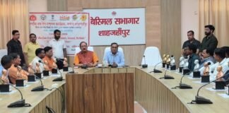 फिरोजाबाद | खैरगढ़ में गैस एजेंसी पर बवाल, संचालिका से मारपीट का आरोप