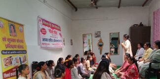 महिलाओं को ध्यान की मुद्रा का अभ्यास कराती महिला शक्ति की पदाधिकारी