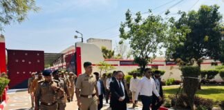 जिला कारागार का निरीक्षण करते जिला जज साथ में डीएम, एसएसपी