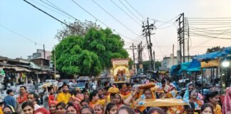 पोशाक यात्रा में साथ चलती महिलाऐं, गाजे-बाजे के साथ निकाली माॅ भगवती की पोशाक यात्रा