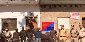 गैंगस्टर के आरोपी की सम्पत्ति पर कुर्की कार्यवाही करते अधिकारी, गैगस्टर के तीन आरोपियों की 96 लाख 63 हजार रू. की सम्पत्ति कुर्क