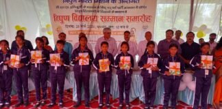 बच्चों को पाठ्य सामग्री प्रदान करते जनप्रतिनिधि