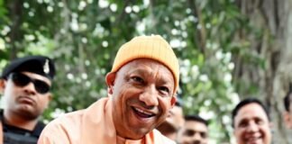 गोरखनाथ मंदिर में सीएम योगी ने लगाया जनता दर्शन