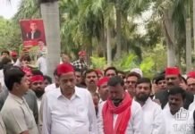 कुर्सी पर सपा, खड़े नसीमुद्दीन! वायरल तस्वीर ने खोली ‘सम्मान की राजनीति’ की परतें