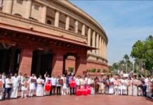 संसद परिसर में विपक्ष का जोरदार प्रदर्शन, एलपीजी किल्लत के मुद्दे पर सरकार को घेरा