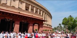 संसद परिसर में विपक्ष का जोरदार प्रदर्शन, एलपीजी किल्लत के मुद्दे पर सरकार को घेरा