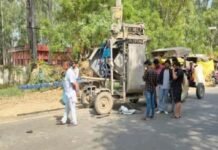 तेज रफ्तार कार लेंटर मशीन में घुसी, एक मजदूर की मौत, दूसरा गंभीर घायल