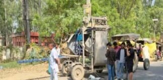 तेज रफ्तार कार लेंटर मशीन में घुसी, एक मजदूर की मौत, दूसरा गंभीर घायल