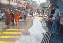 नाला निर्माण बना मुसीबत, गांधी मूर्ति के पास जलभराव से जनजीवन प्रभावित