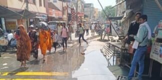 नाला निर्माण बना मुसीबत, गांधी मूर्ति के पास जलभराव से जनजीवन प्रभावित