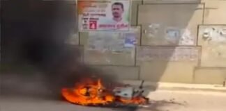 चलती बाइक में लगी अचानक आग, युवक ने कूदकर बचाई जान, बाइक जलकर खाक