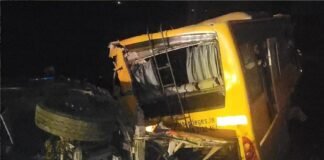 शंभूआ पुलिया पर ट्रक-बस की टक्कर, दोनों वाहन खाई में गिरे, 20 घायल