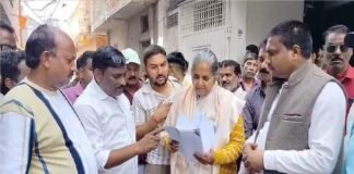 शिक्षा मंत्री गुलाब देवी के आवास पहुंचे सफाई कर्मी, मांगों को लेकर किया प्रदर्शन