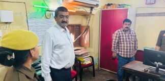 थाना शमसाबाद का जिलाधिकारी ने किया निरीक्षण, फरियादियों की शिकायतों के त्वरित निस्तारण के दिए निर्देश