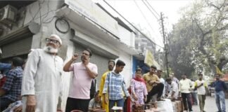 तारुन ब्लॉक में रसोई गैस की किल्लत, सिलिंडर के लिए घंटों लाइन में खड़े उपभोक्ता