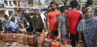 घरेलू गैस सिलिंडर की किल्लत से उपभोक्ता परेशान, एजेंसियों पर लगी लंबी लाइनें