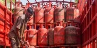 गैस सिलिंडर की किल्लत से बढ़ी परेशानी, एजेंसियों पर सुबह से लग रही लंबी कतारें