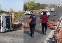 हाईवे पर पलटा गैस सिलेंडरों से भरा ट्रक, सड़क पर बिखरे सिलेंडर