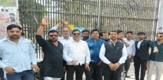 लोक अदालत का अधिवक्ताओं ने किया बहिष्कार, कचेहरी रोड पर जाम लगाकर किया प्रदर्शन