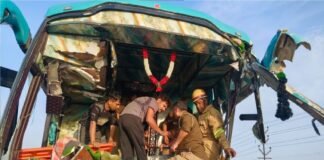 डंपर और टूरिस्ट बस की भीषण टक्कर, एक की मौत, करीब 50 घायल