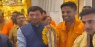 वर्ल्ड कप जीत के बाद मंदिरों में पहुंचे भारतीय खिलाड़ी, ट्रॉफी के साथ दर्शन पर शुरू हुई बहस