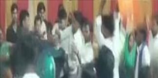 शादी समारोह में युवती पर फब्तियां कसने से बवाल, दो पक्षों में मारपीट और कुर्सियां चलीं