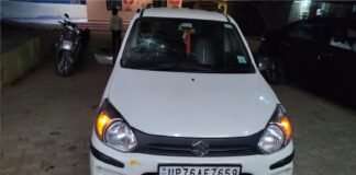 सड़क पर लकड़ी डालकर कार सवारों को रोकने की कोशिश, बदमाशों ने की फायरिंग