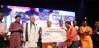 योगी आदित्यनाथ ने कैलाश मानसरोवर से लौटे 555 तीर्थयात्रियों को 1 लाख रुपये प्रति व्यक्ति को दी सहायता राशि