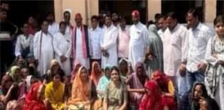 गैस संकट पर सपा का अनोखा प्रदर्शन, कलक्ट्रेट में चूल्हा जलाकर बनाई रोटियां, सरकार के खिलाफ जमकर नारेबाजी