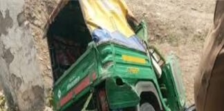 जौनपुर में भीषण सड़क हादसा, ऑटो पलटने से दो की मौत, तीन घायल
