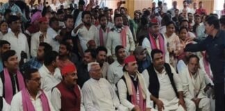 होली मिलन समारोह में मंच छोड़ कार्यकर्ताओं के बीच बैठे अखिलेश यादव, भाईचारे का दिया संदेश