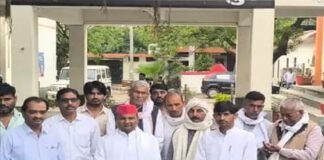 किसान आत्महत्या मामले में सपा विधायक का प्रदर्शन, चकबंदी अधिकारी पर रिश्वतखोरी के गंभीर आरोप