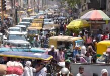 भीषण गर्मी में मेन बाजार जाम से बेहाल