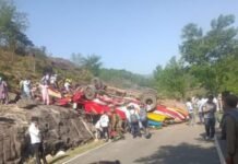 भीषण बस हादसा: खाई में गिरी बस, 20 तक पहुंची मौतों की संख्या, कई घायल