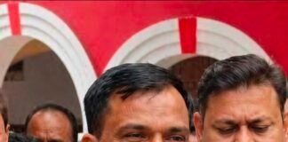 फतेहगढ़ कचहरी में ‘फर्जी वकीलों’ का खेल! काला कोट पहनकर घूम रहे कुछ संदिग्ध तत्व