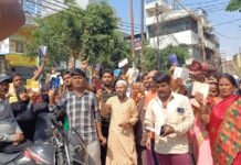 गैस सिलेंडर न मिलने से भड़के उपभोक्ता, नेशनल गैस सर्विस के बाहर जाम लगाकर किया हंगामा