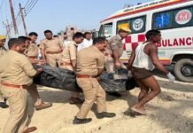 नाव हादसा: यमुना में डूबे श्रद्धालुओं की संख्या 13 पहुंची, दो और शव बरामद, तीन अब भी लापता