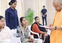 जनता दर्शन में योगी आदित्यनाथ का संदेश: हर फरियादी से मुलाकात, जनसेवा ही सरकार का धर्म